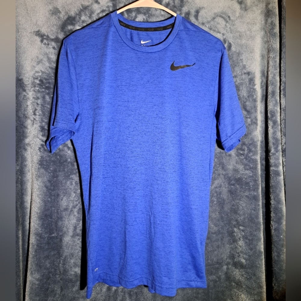 Mens Nike Dri Fit Shirt. Color Blue. Size Medium